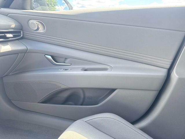 2025 Hyundai Elantra SEL Sport photo 19