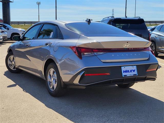 2025 Hyundai Elantra SE photo 3