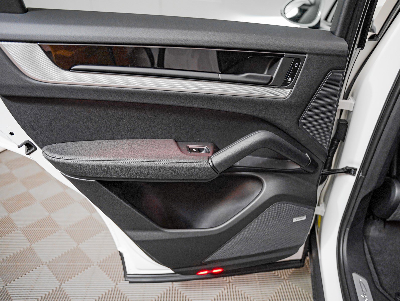 2025 Porsche Cayenne photo 25