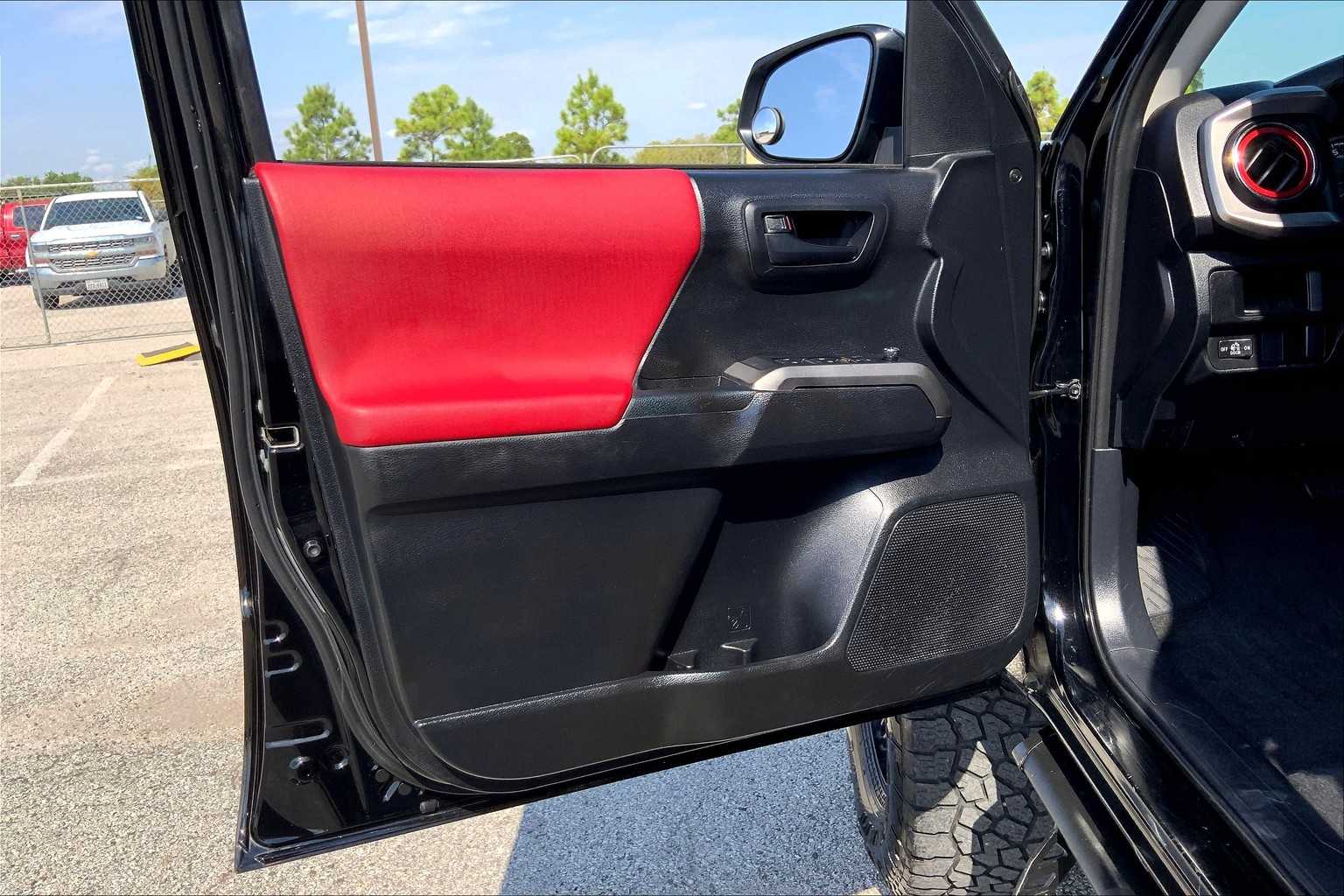 2017 Toyota Tacoma SR5 photo 20