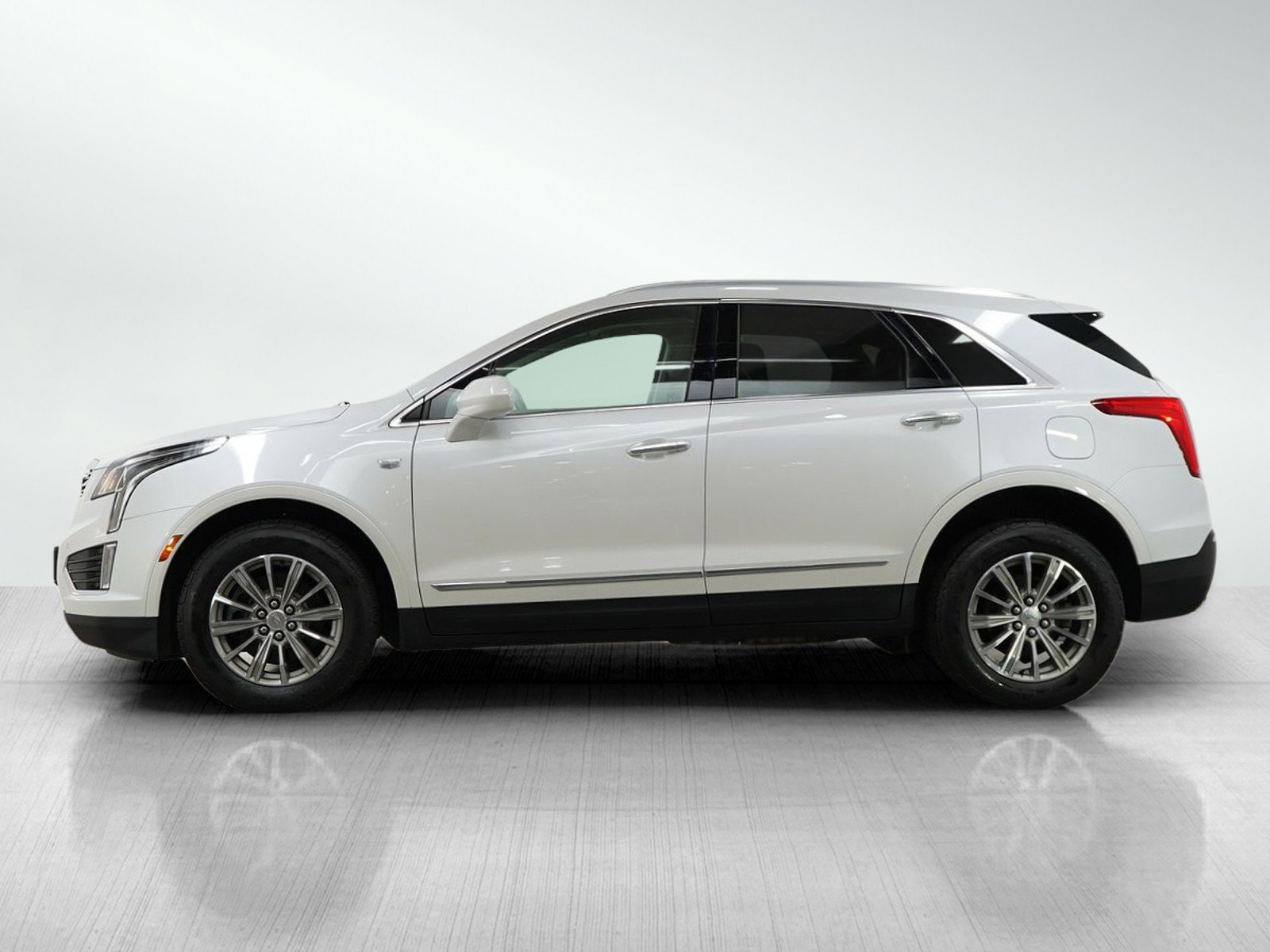 Used 2018 Cadillac XT5 Luxury with VIN 1GYKNDRS4JZ192195 for sale in Minneapolis, Minnesota