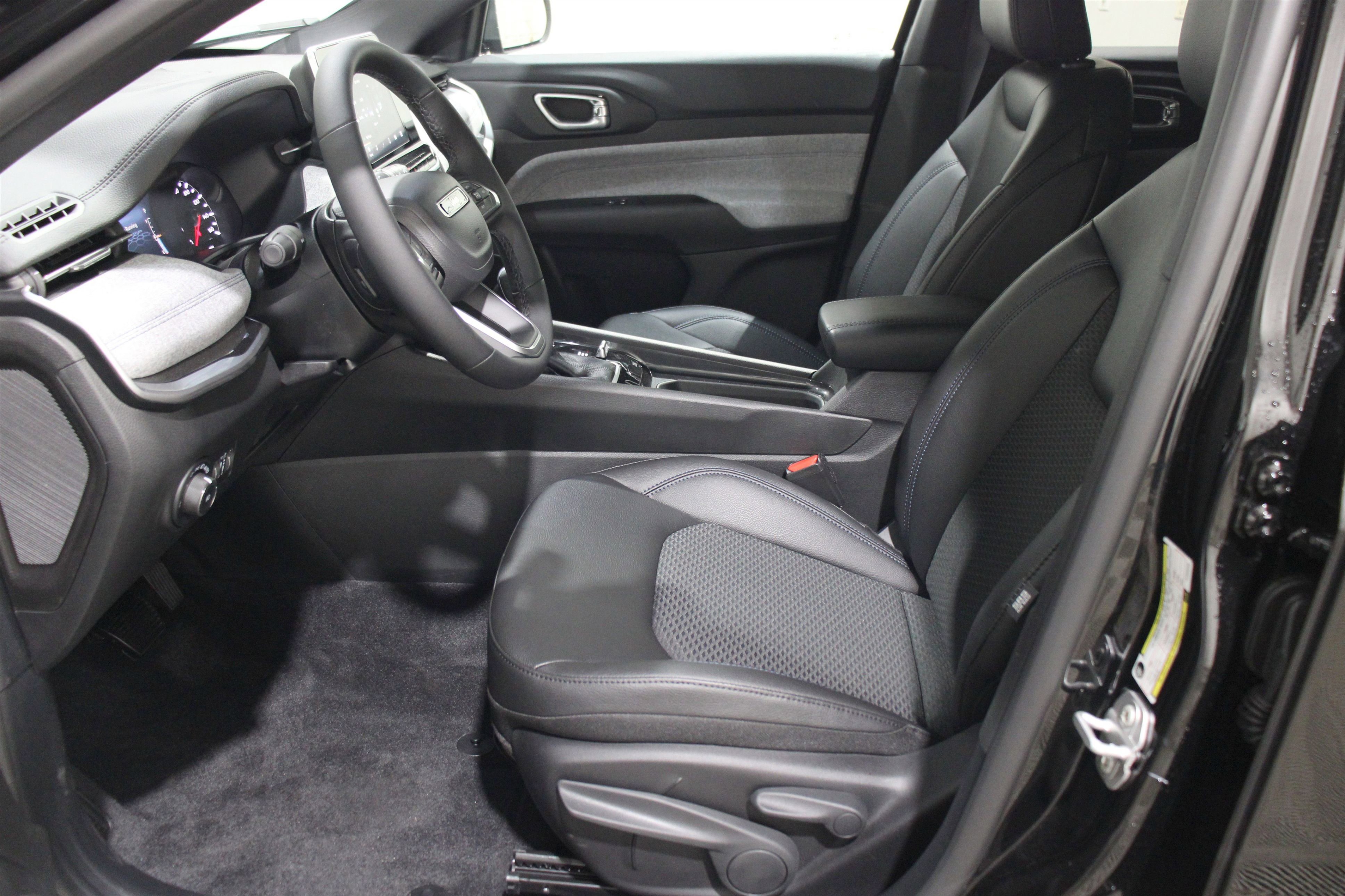 2025 Jeep Compass Latitude photo 3