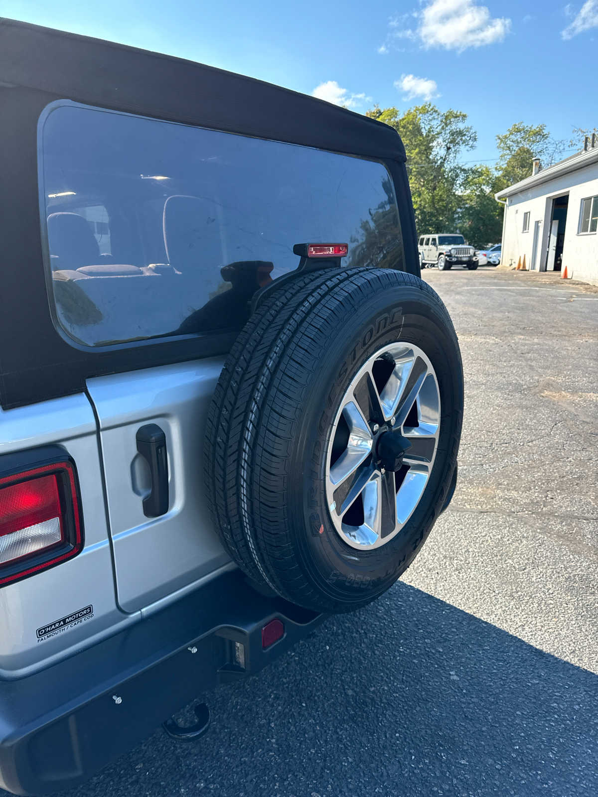 2023 Jeep Wrangler Sahara photo 14