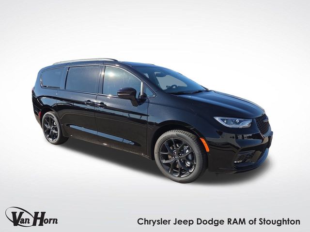 2026 Chrysler Pacifica Limited's photo