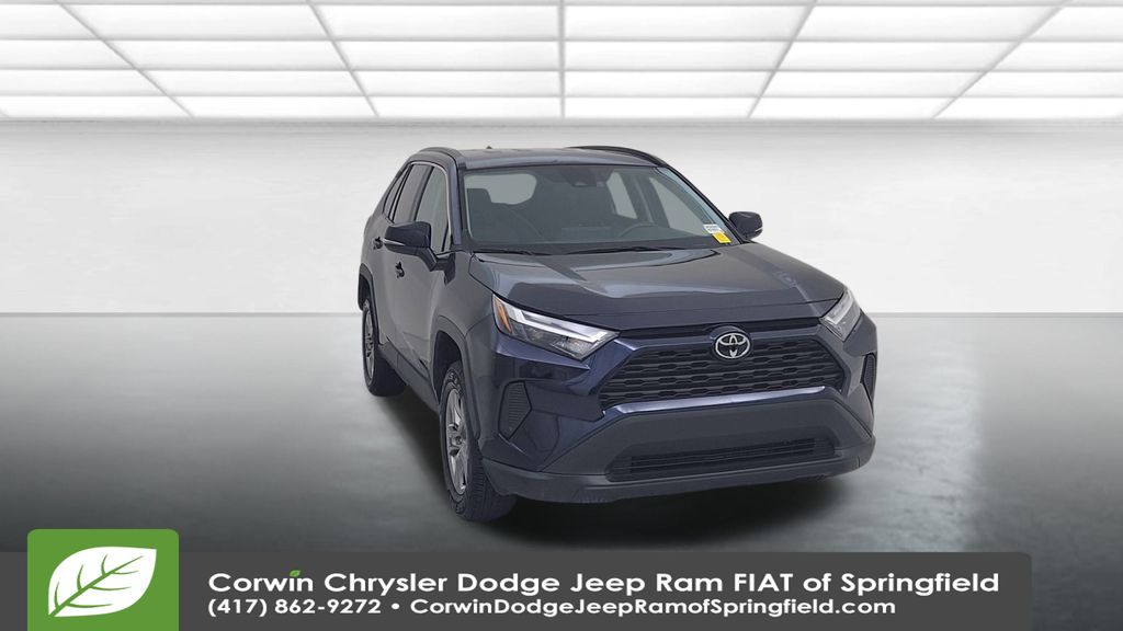 2024 Toyota RAV4 XLE photo 4