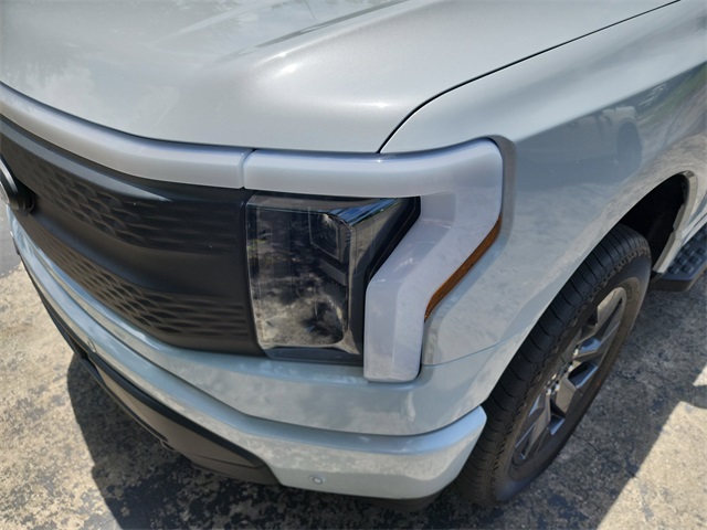2025 Ford F-150 Lightning photo 6