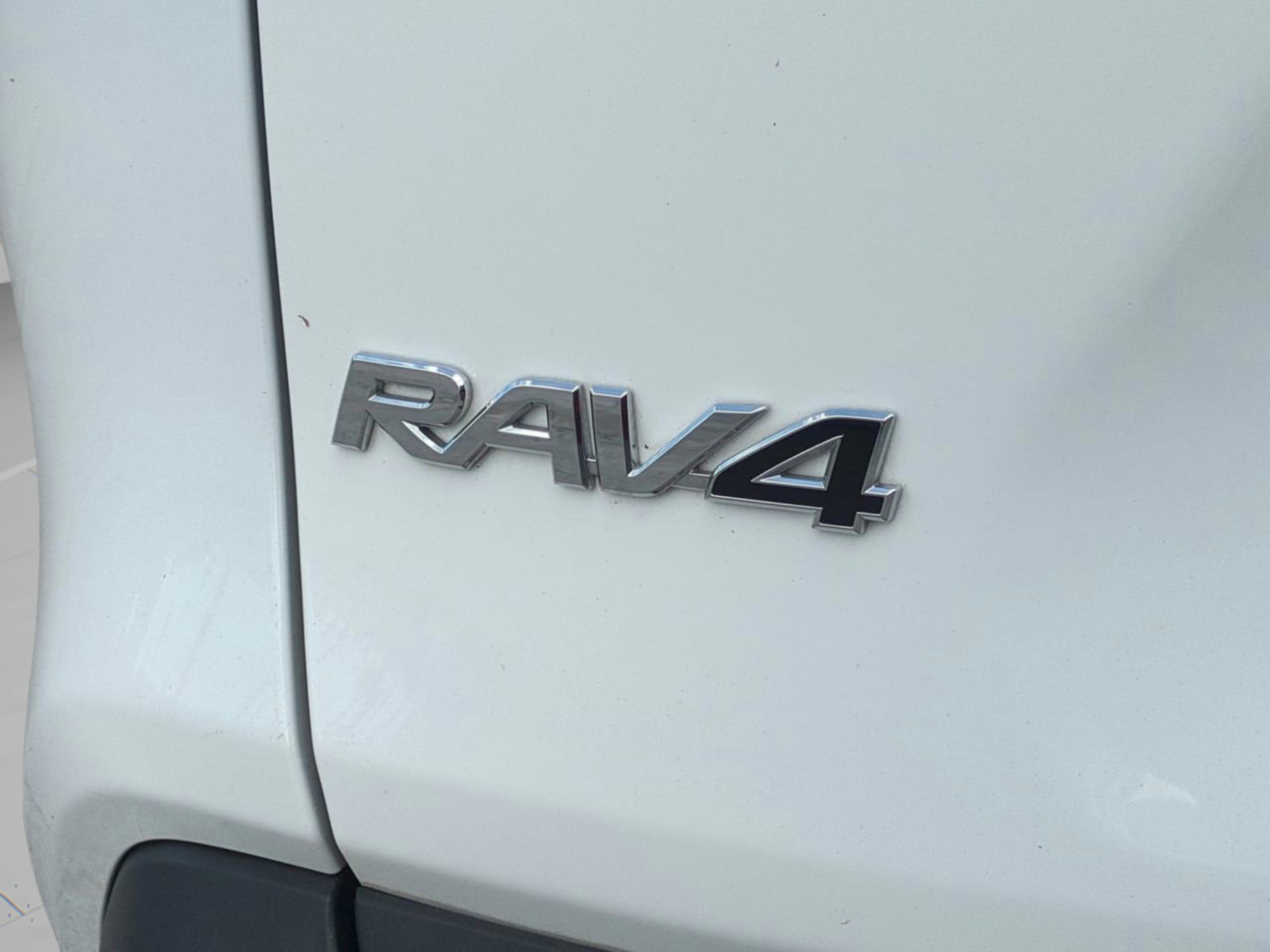 2024 Toyota RAV4 XLE photo 11