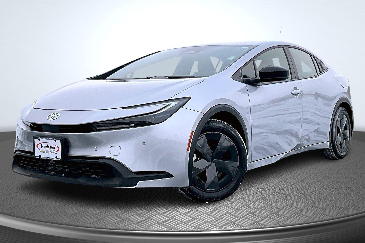 2025 Toyota Prius LE's photo