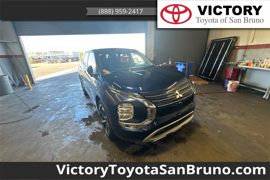 2024 Mitsubishi Outlander SE's photo