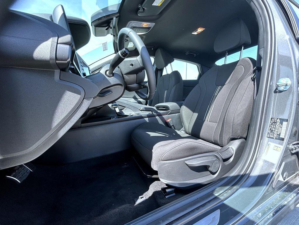 2025 Hyundai Elantra SEL Sport photo 10