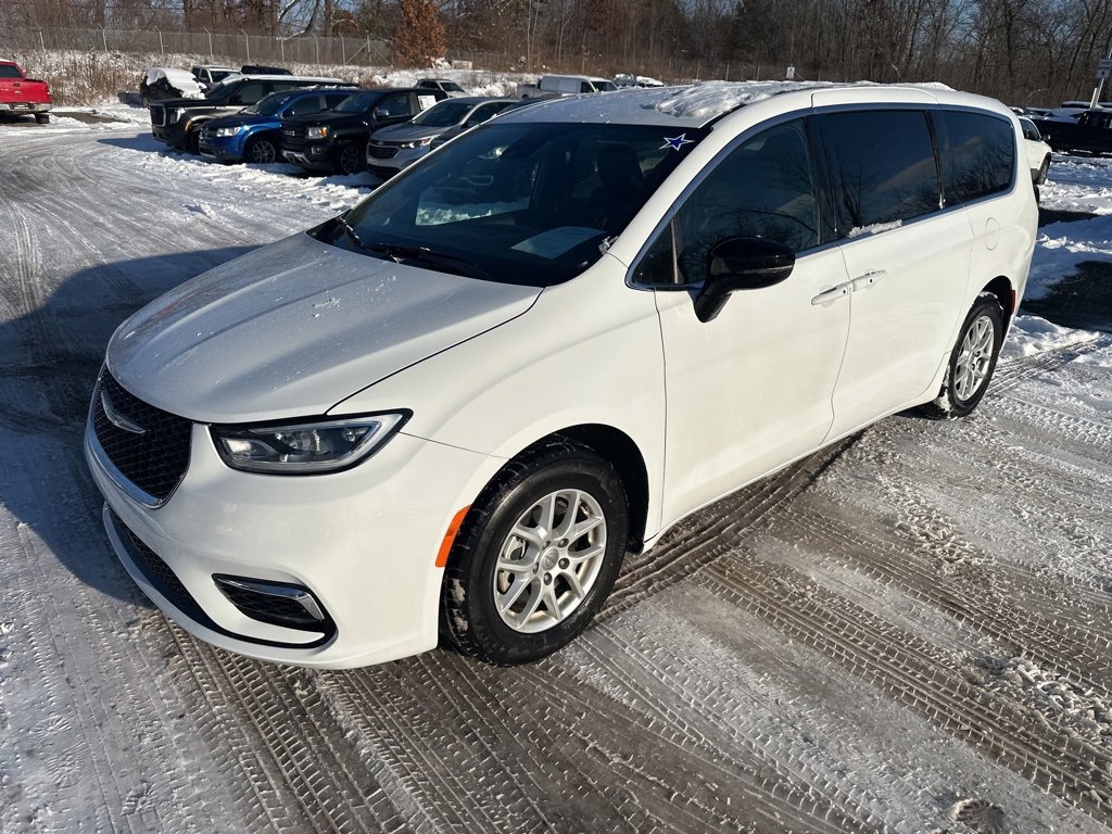 2025 Chrysler Pacifica Select's photo