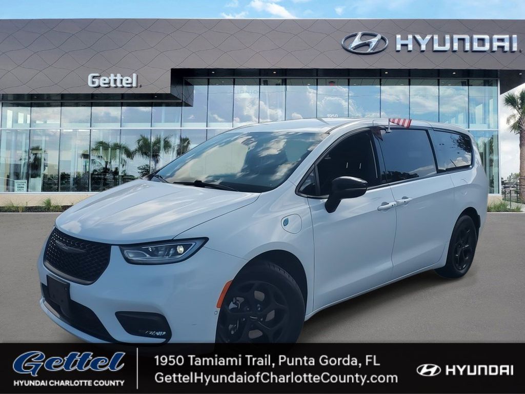 2024 Chrysler Pacifica PHEV Select's photo