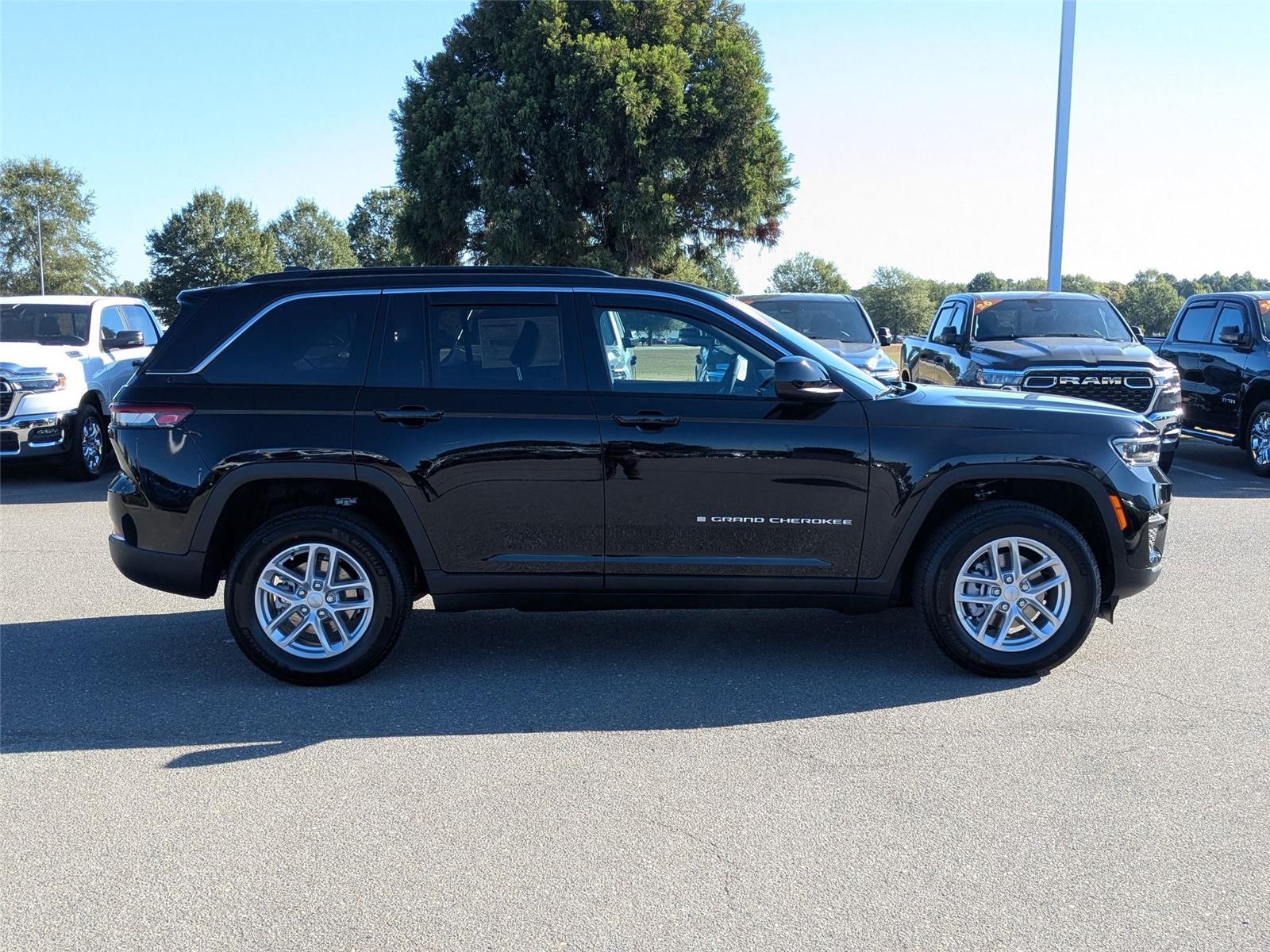 2025 Jeep Grand Cherokee Laredo X photo 4