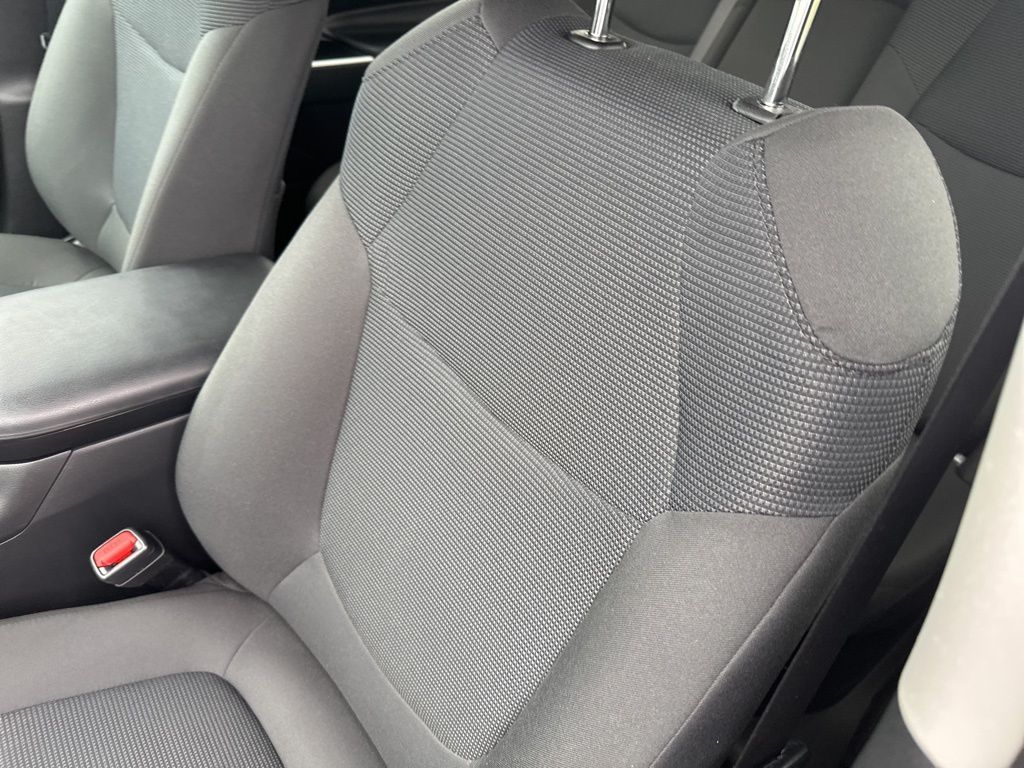 2022 Toyota RAV4 Hybrid LE photo 2