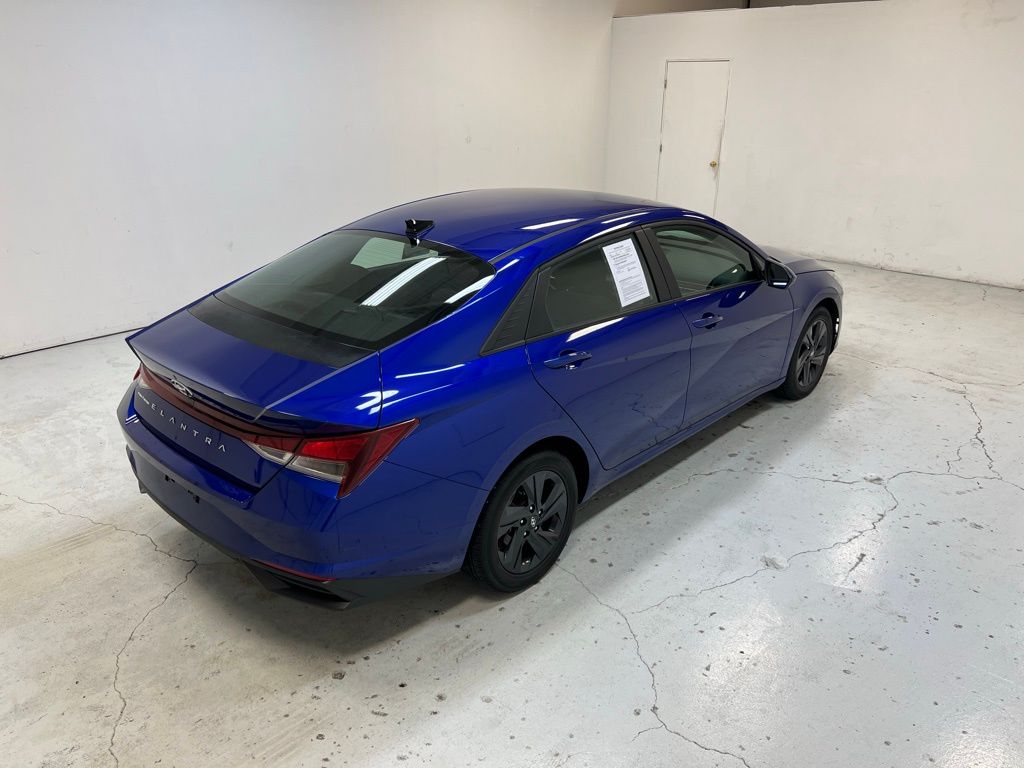 2022 Hyundai Elantra SEL photo 2