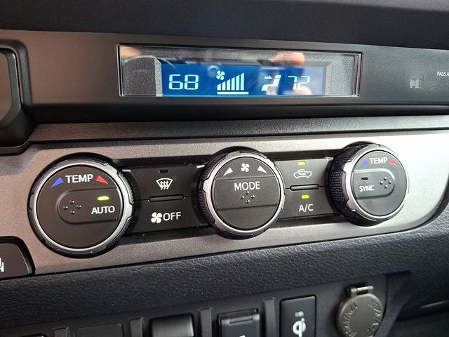 2023 Toyota Tacoma TRD Off-Road V6 photo 14