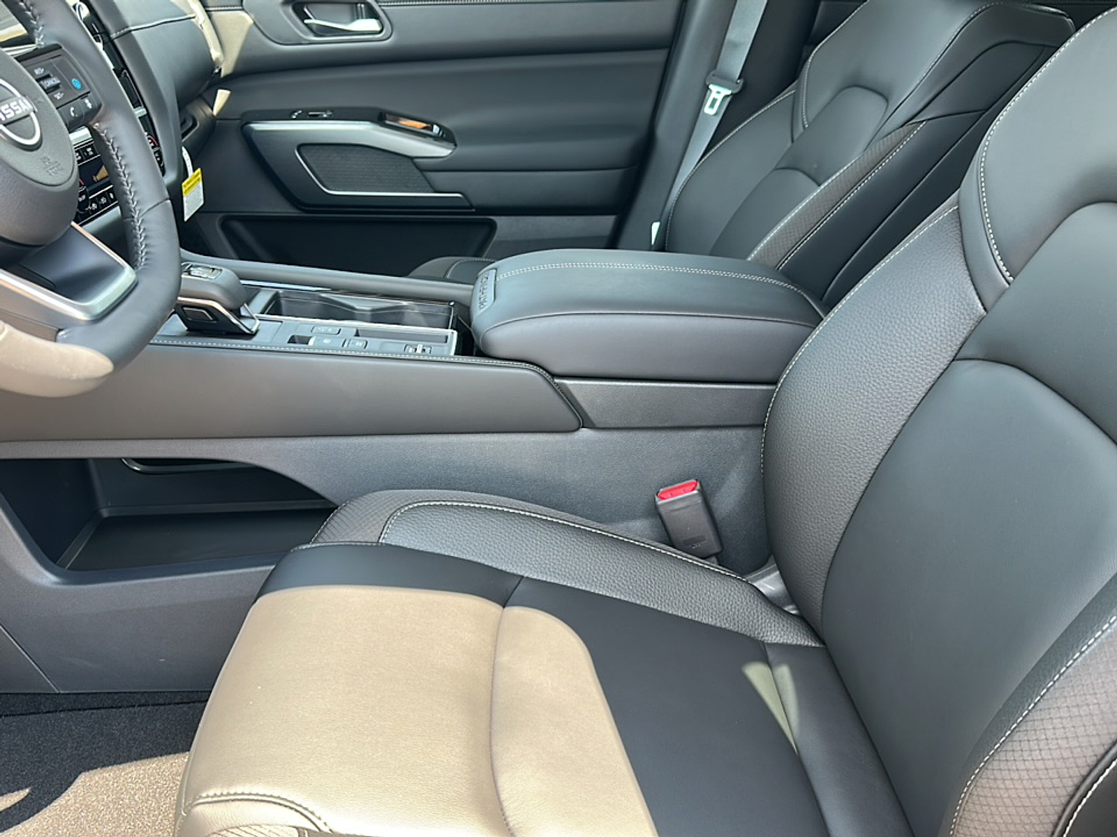 2025 Nissan Pathfinder SL photo 2