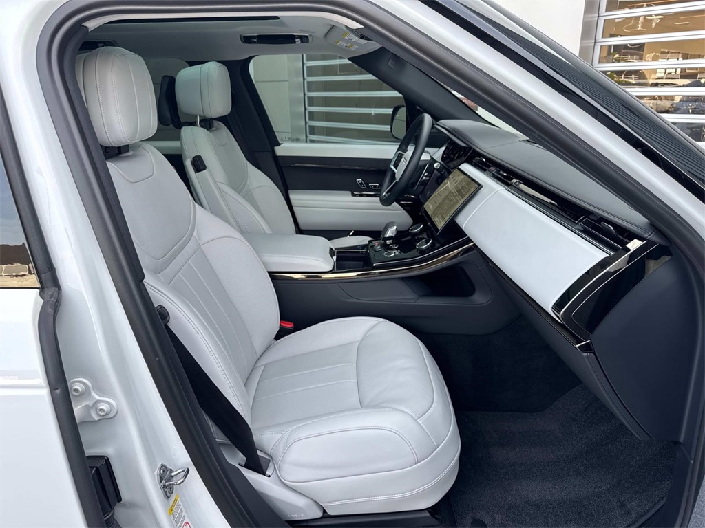 2023 Land Rover Range Rover Sport SE photo 9