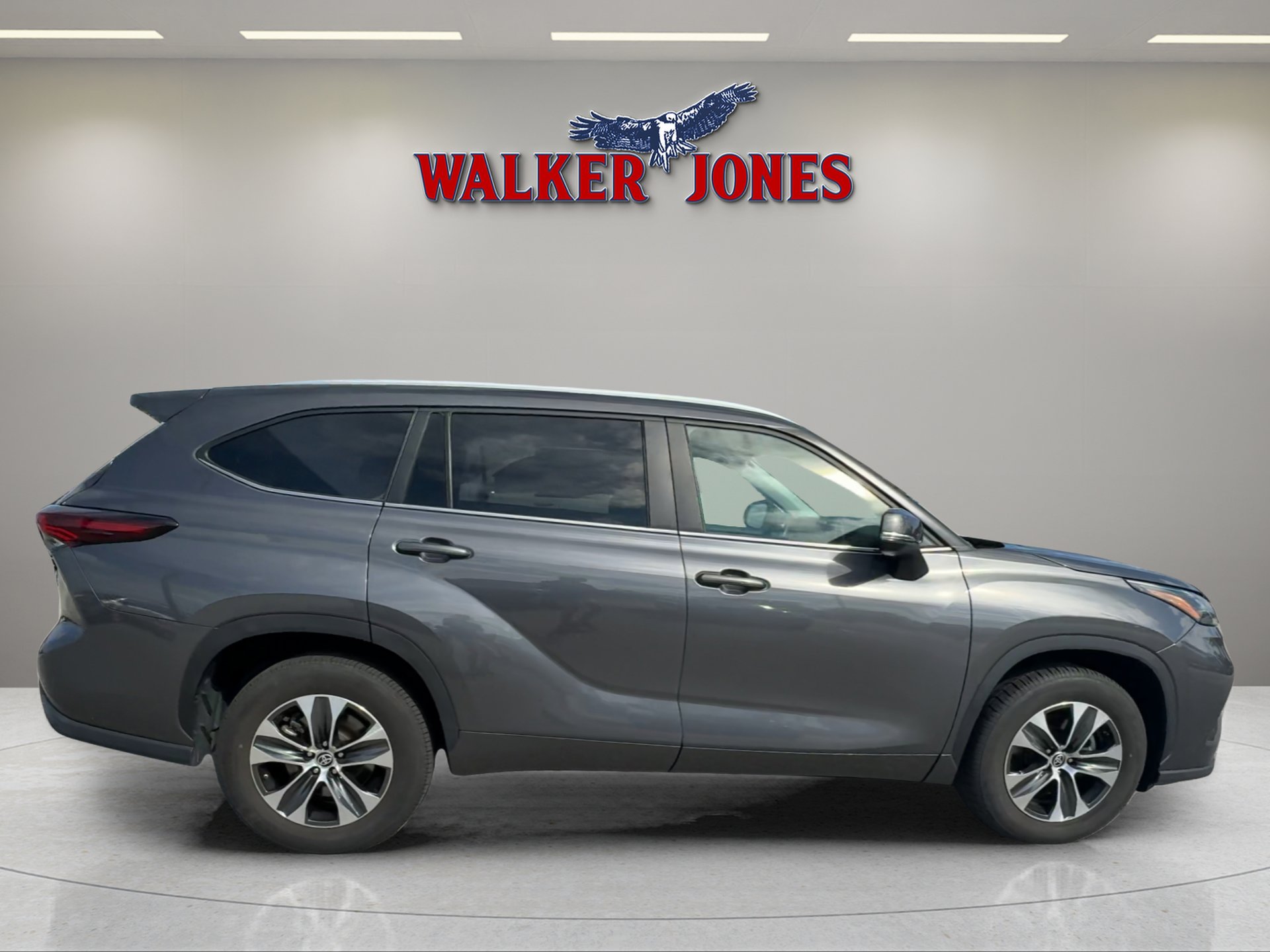 2024 Toyota Highlander XLE photo 2