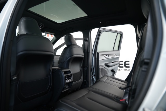 2025 Jeep Grand Cherokee Limited photo 23