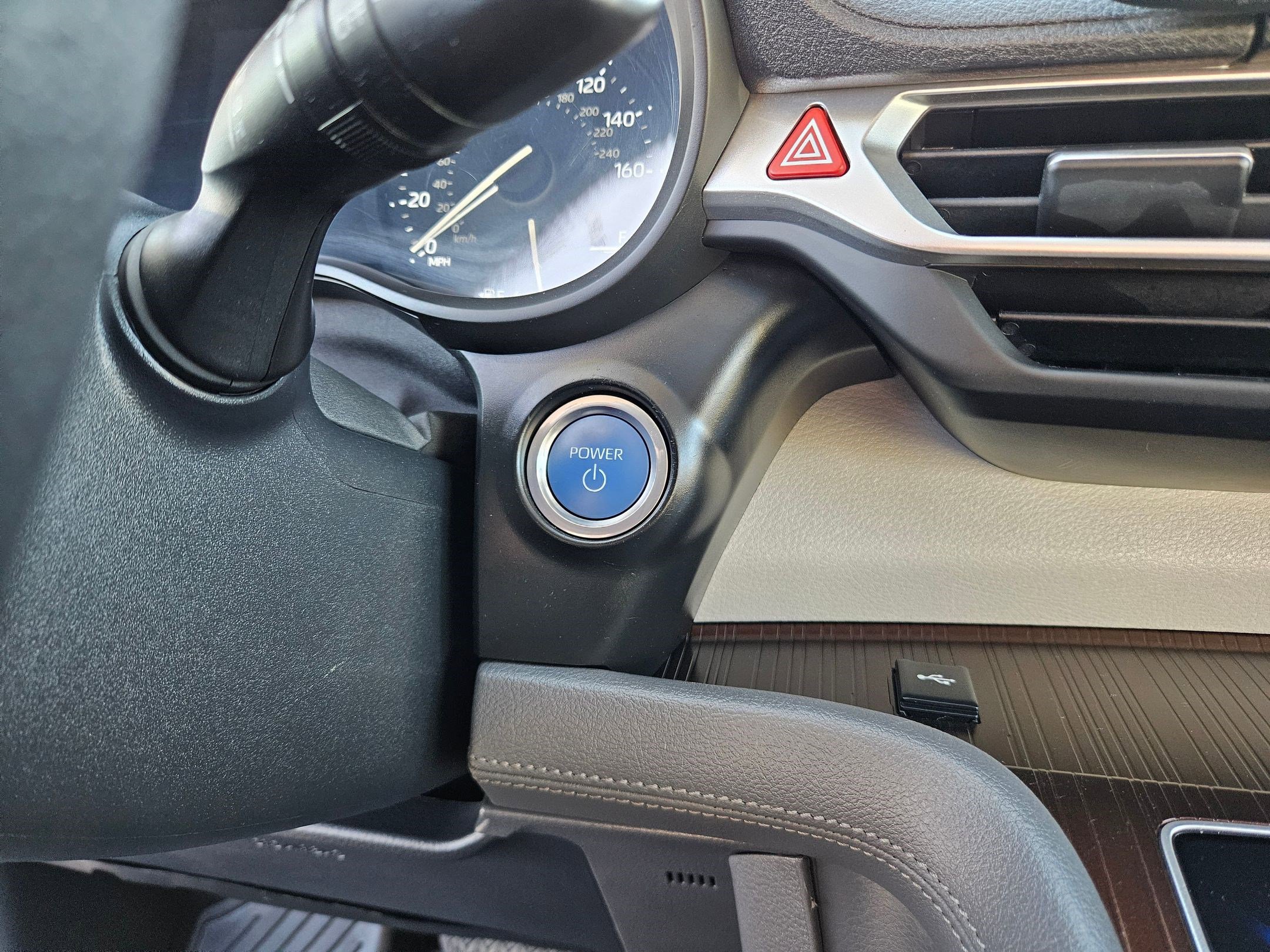 2023 Toyota Sienna LE photo 18