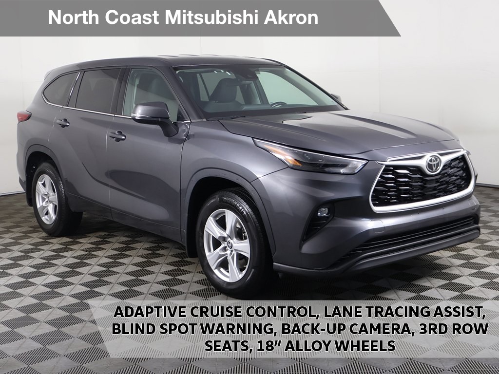 2022 Toyota Highlander LE's photo