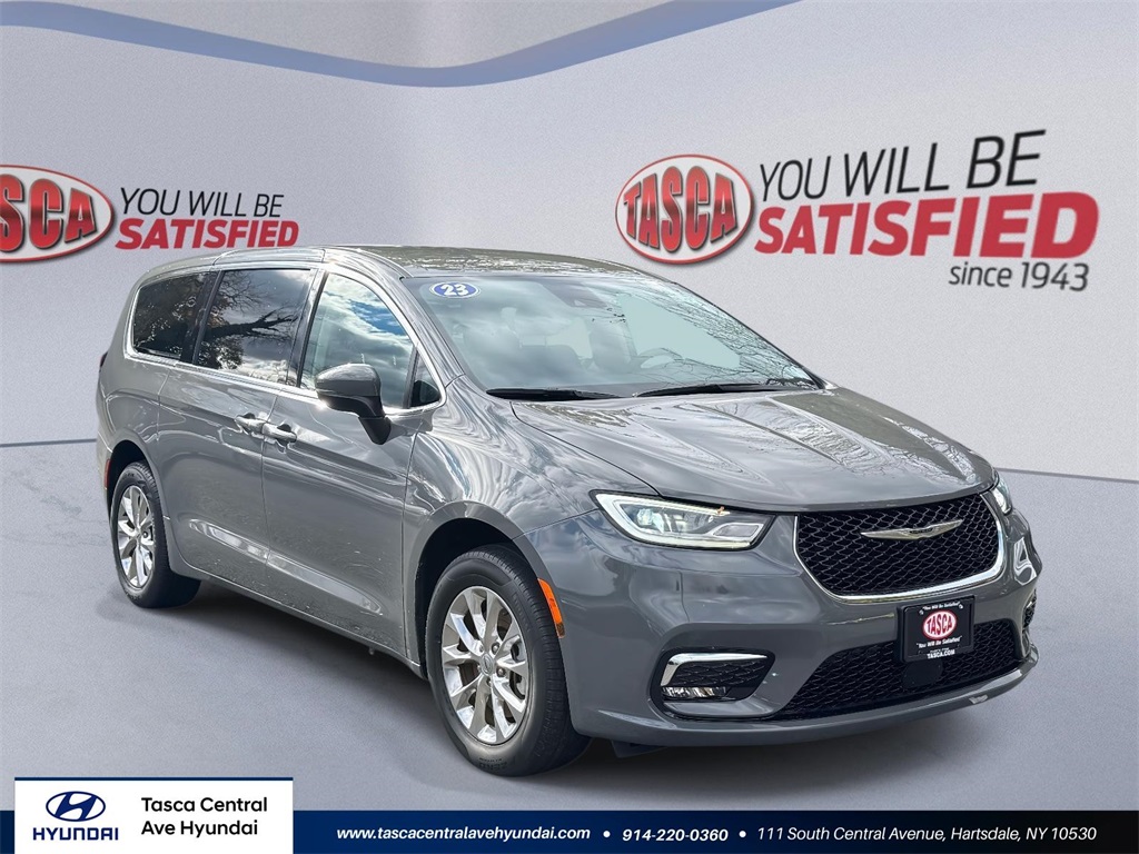 2023 Chrysler Pacifica Touring L's photo