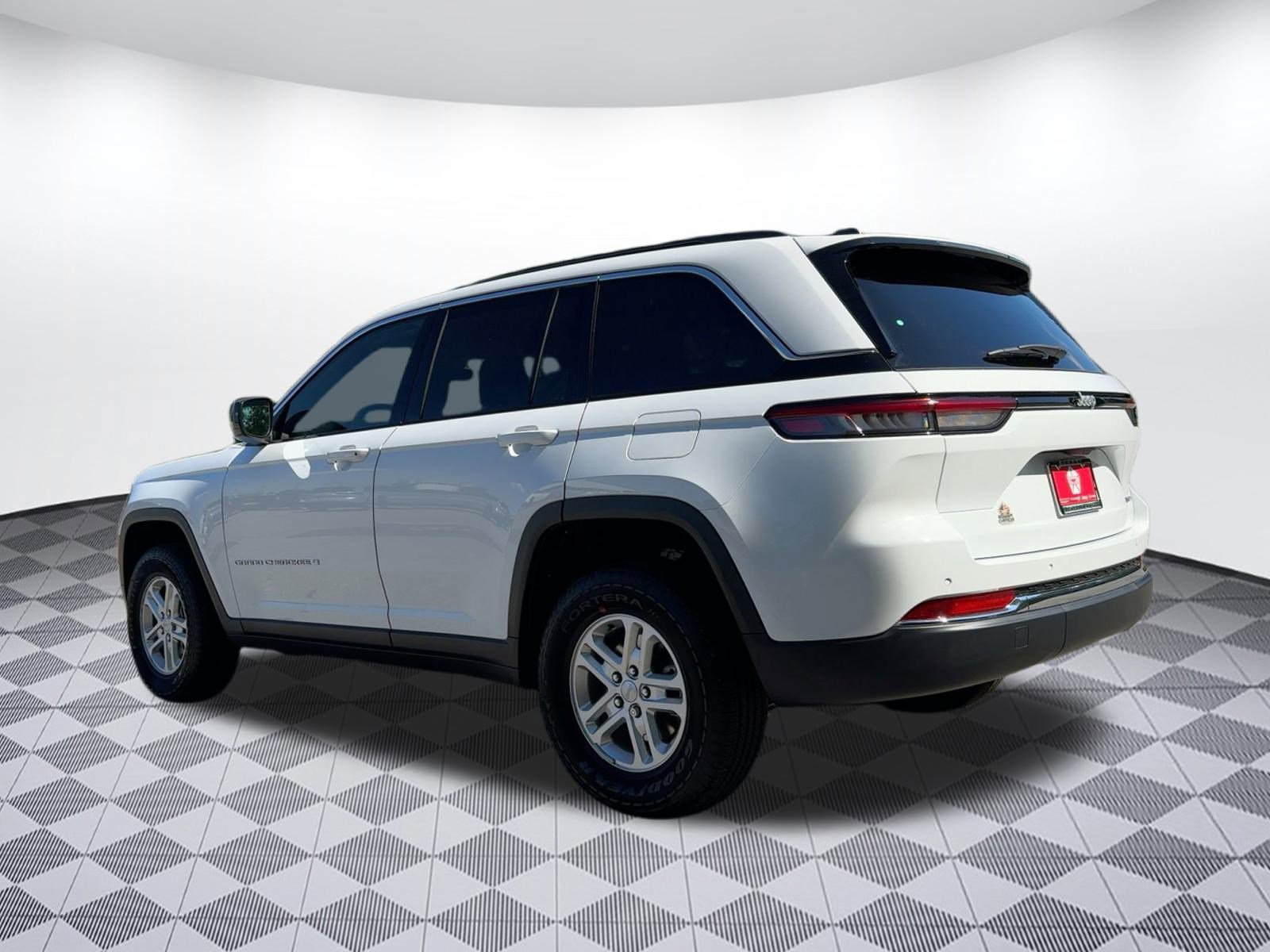 2025 Jeep Grand Cherokee Laredo photo 3