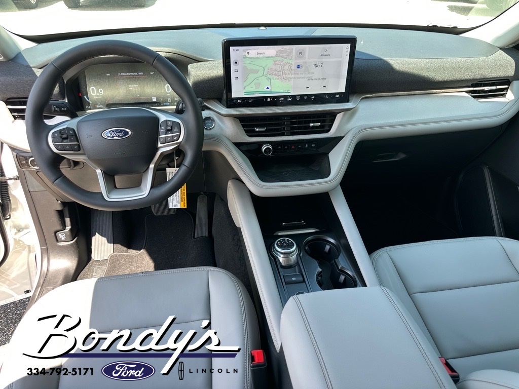 2025 Ford Explorer photo 2