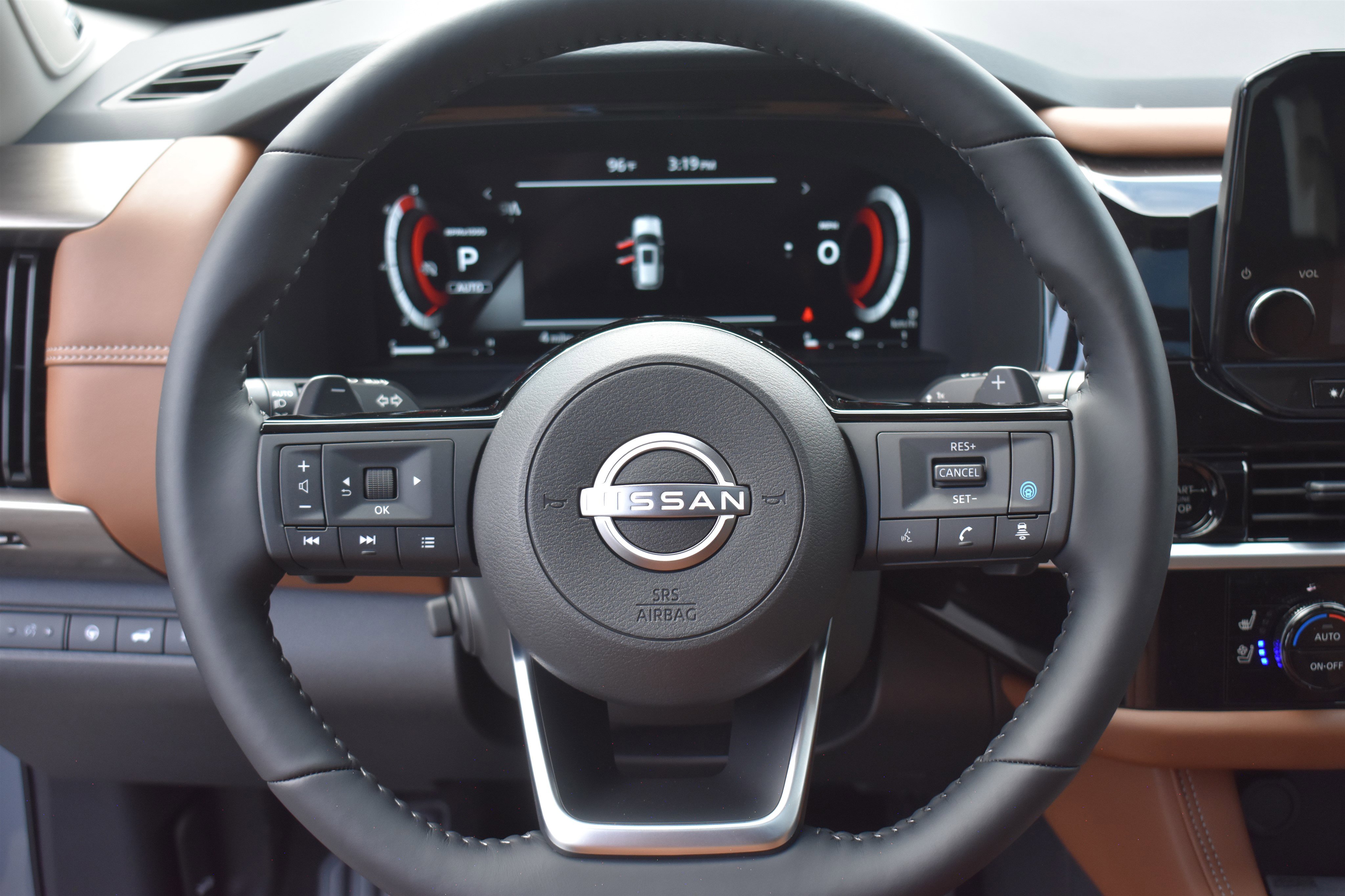 2025 Nissan Pathfinder Platinum photo 11