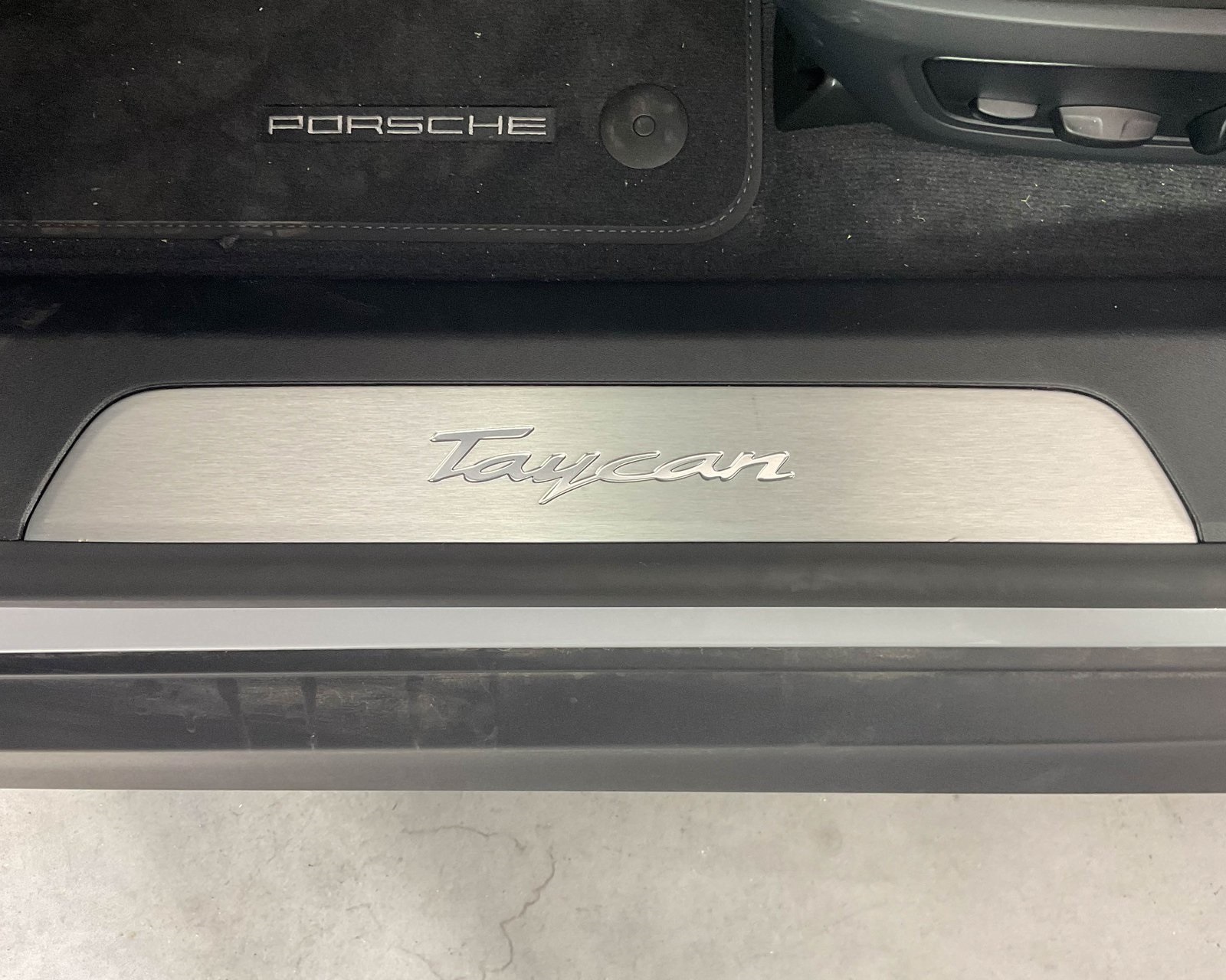 2025 Porsche Taycan photo 14