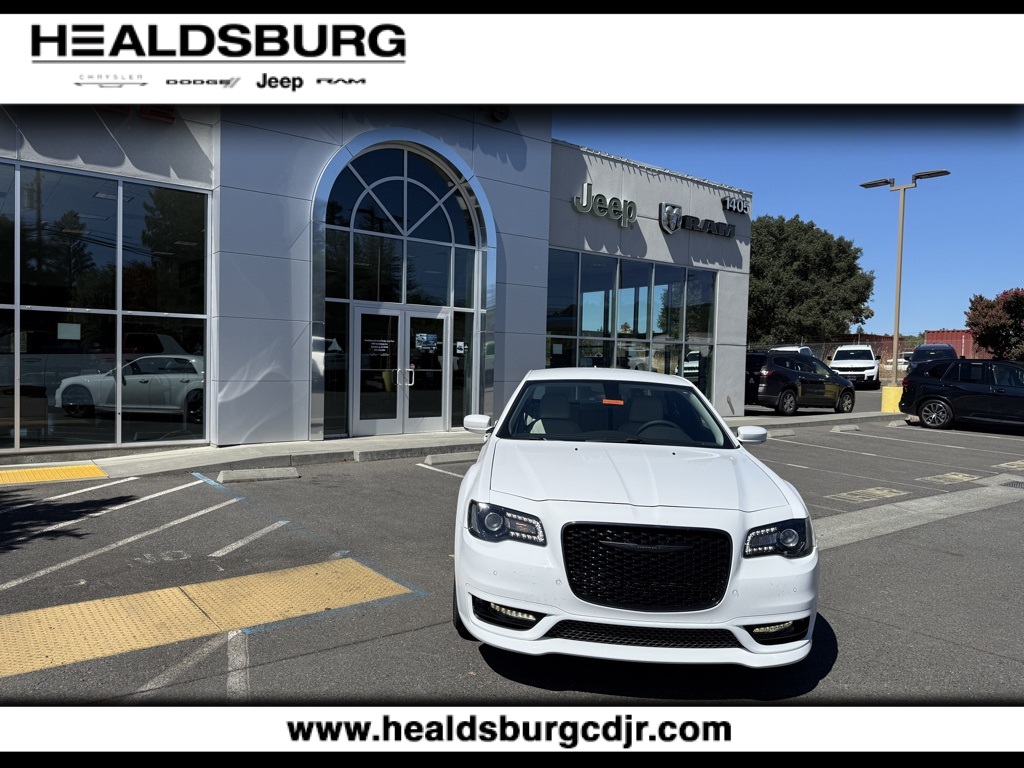 2023 Chrysler 300 Touring photo 7