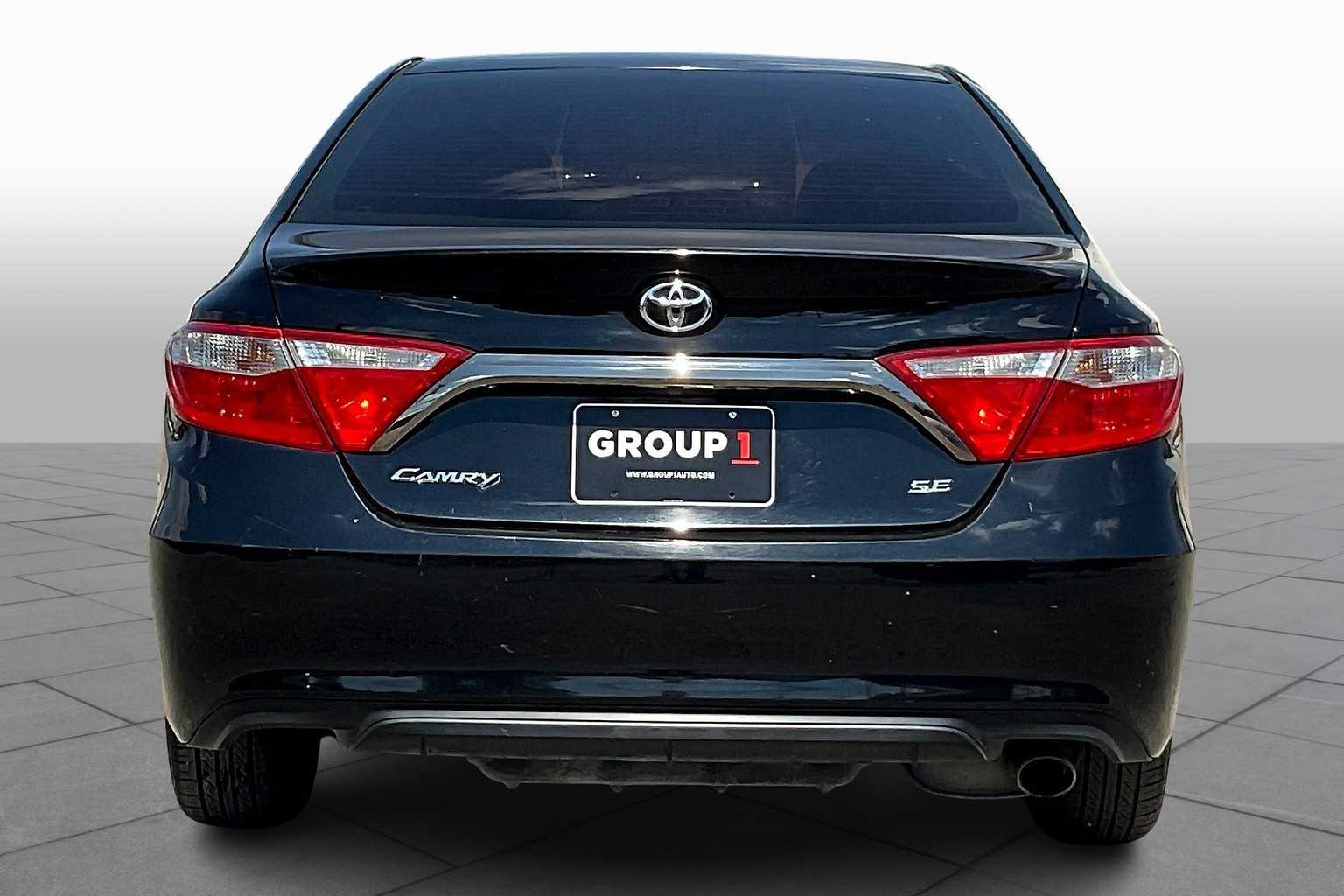 2016 Toyota Camry SE photo 4