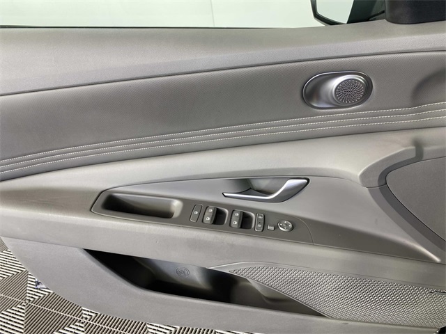 2022 Hyundai Elantra SEL photo 21