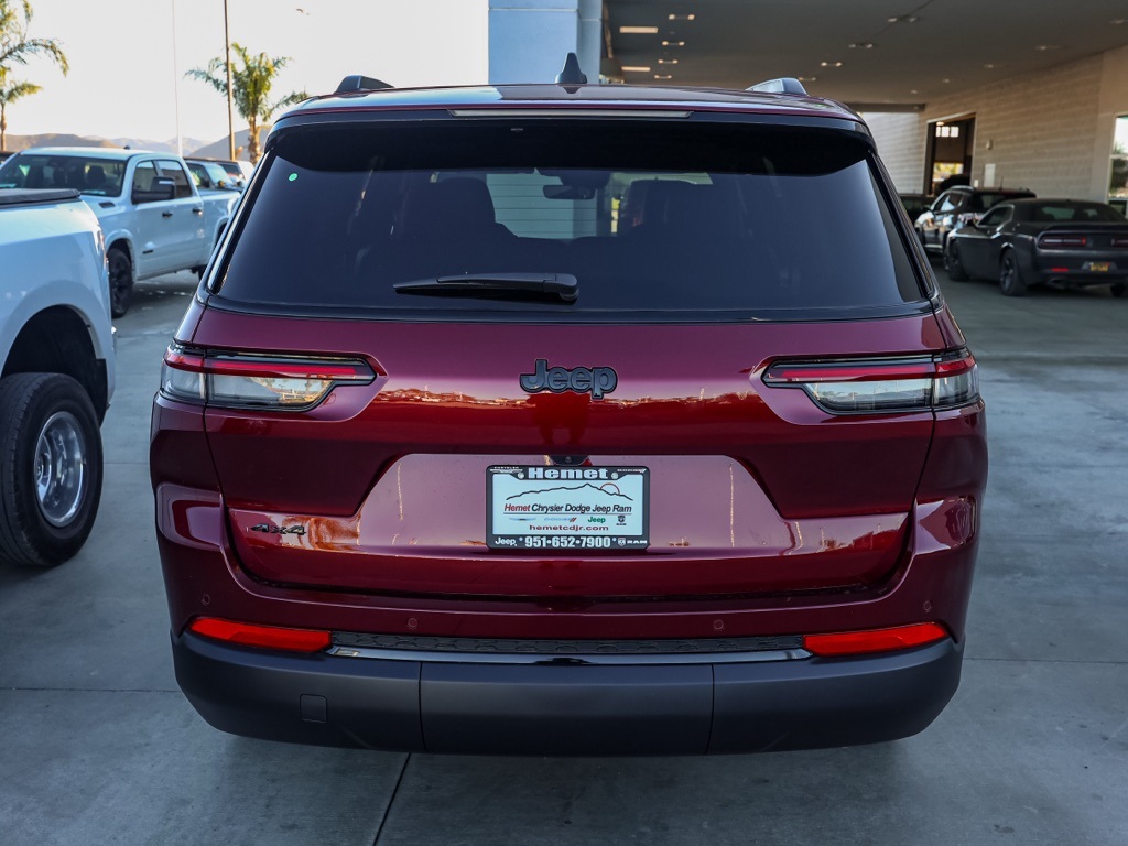 New 2025 Velvet Red Pearl-Coat Exterior Paint Jeep Altitude X image 4