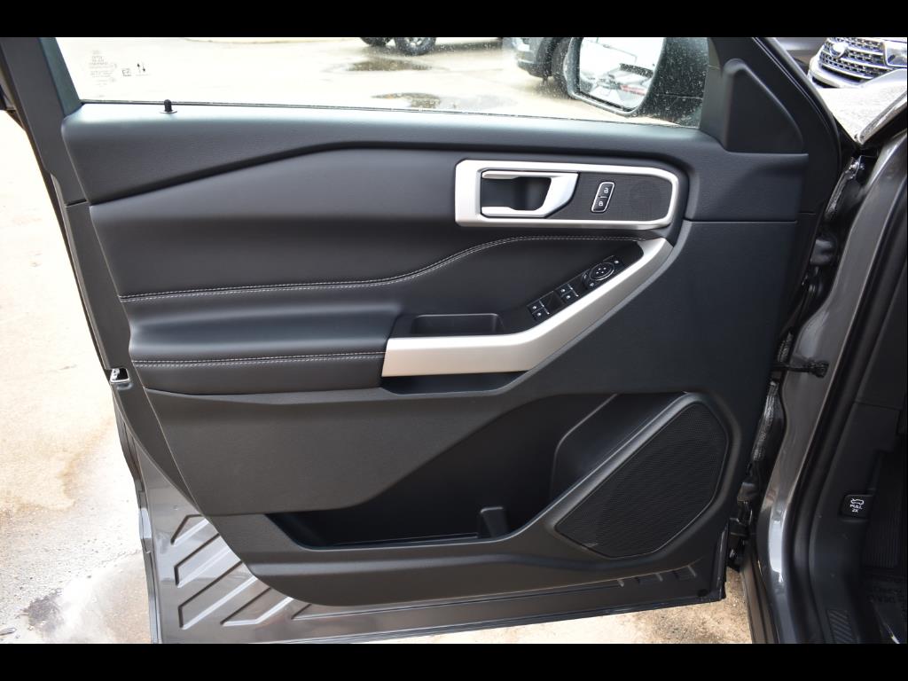2023 Ford Explorer XLT photo 18