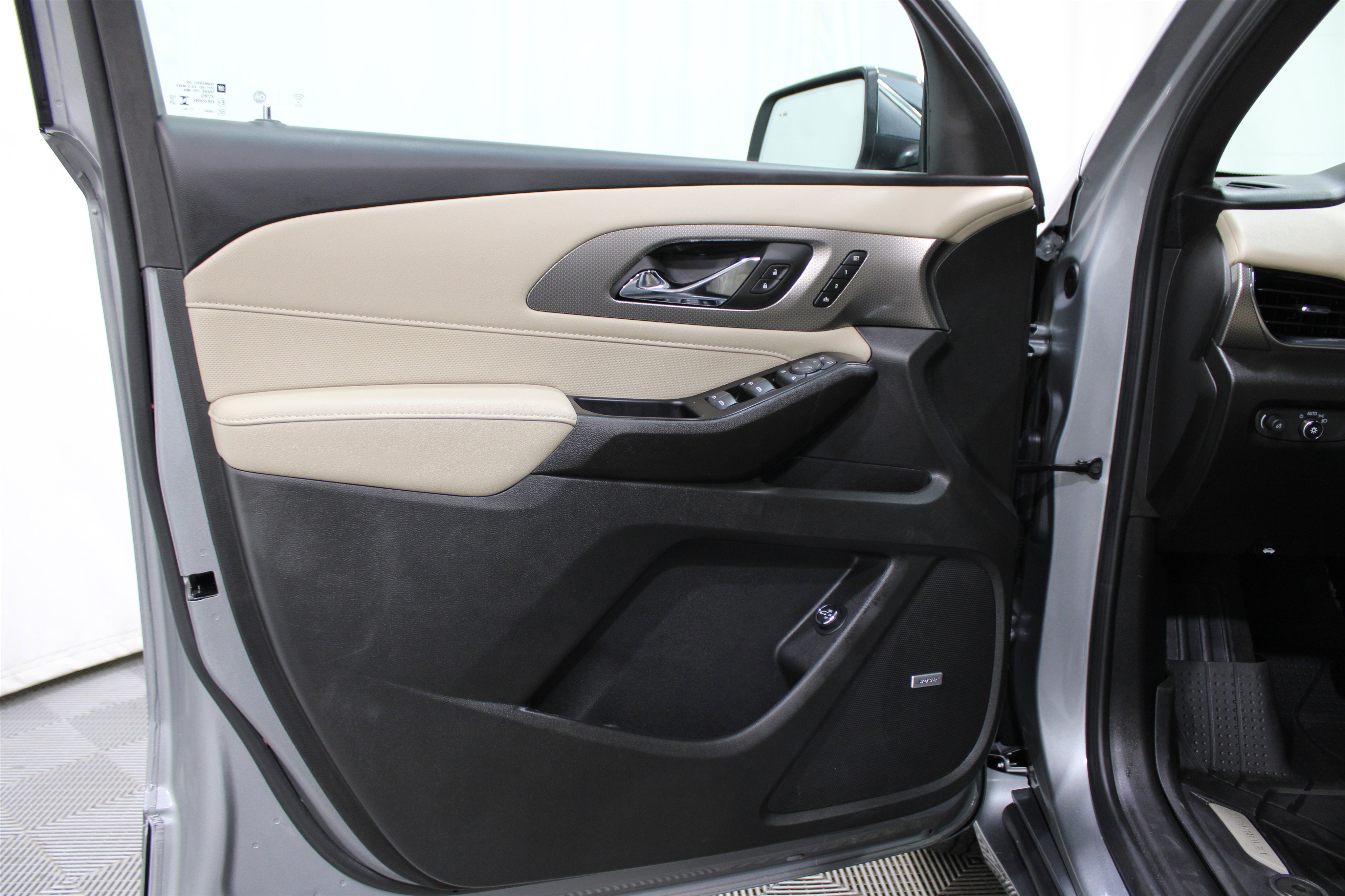 2023 Chevrolet Traverse Premier photo 3