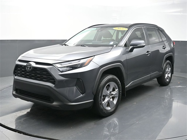 2022 Toyota RAV4 XLE photo 2