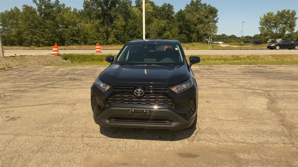 2022 Toyota RAV4 LE photo 3