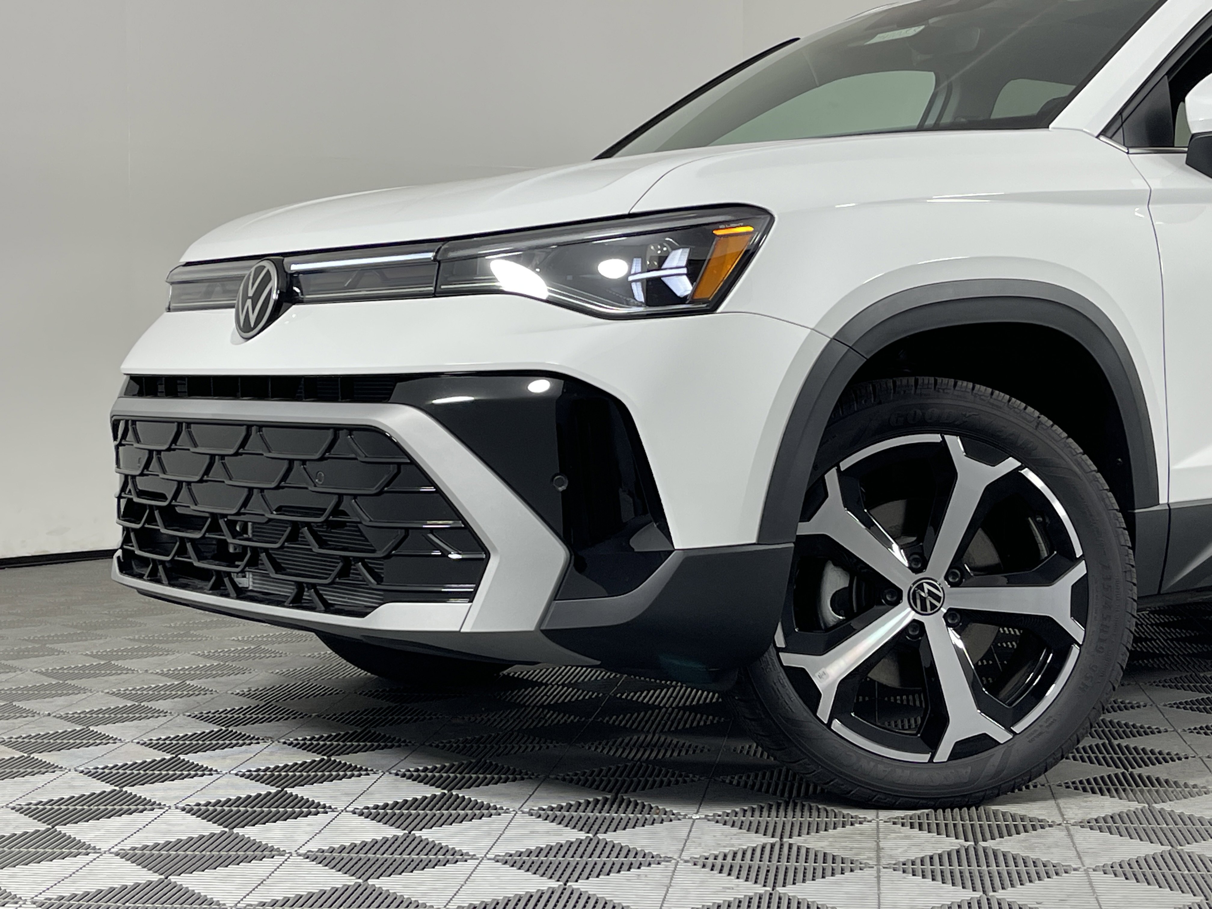 2025 Volkswagen Taos SEL photo 2