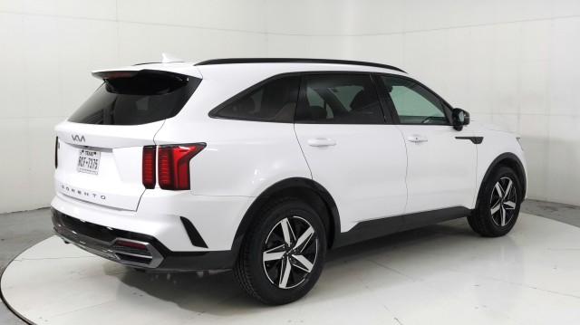 Used 2022 WHITE Kia S image 5