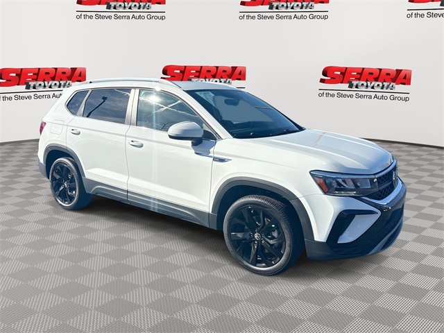 2022 Volkswagen Taos SE's photo