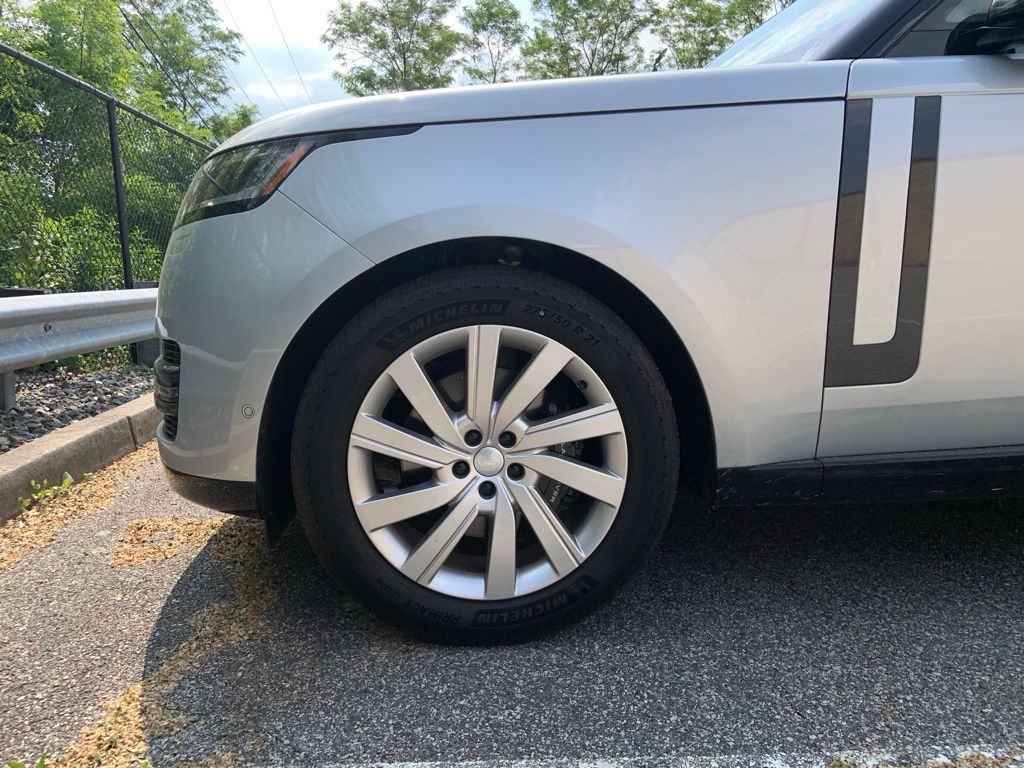 2024 Land Rover Range Rover SE photo 9