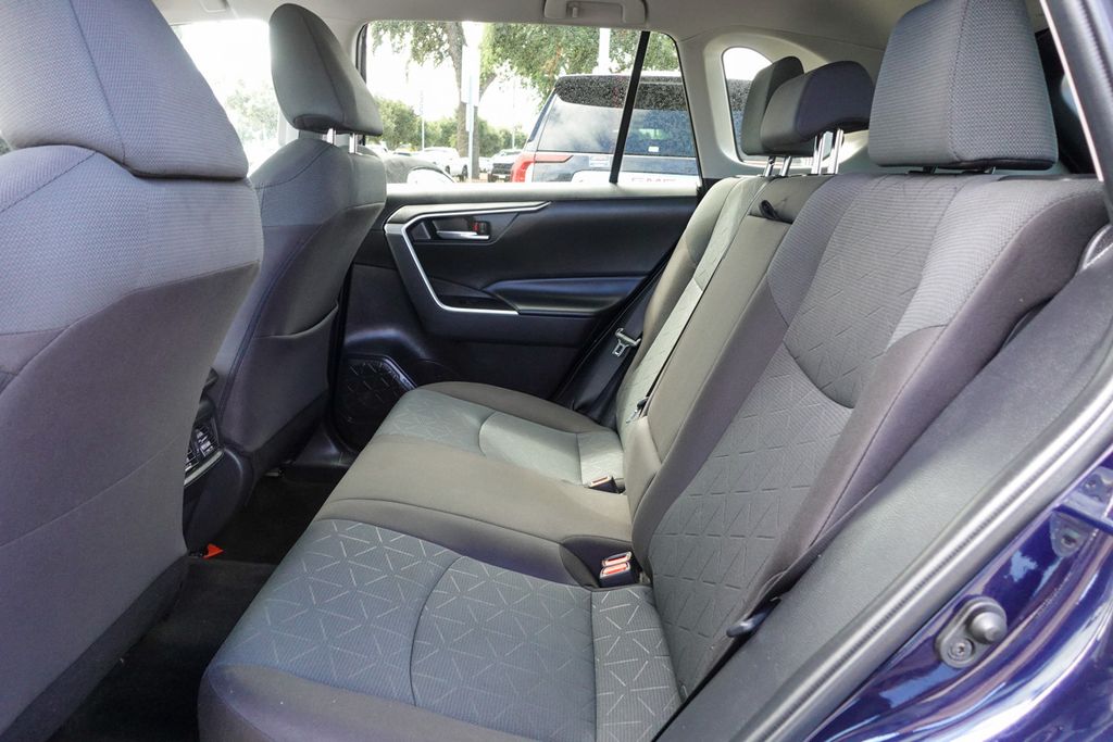 2023 Toyota RAV4 XLE photo 25