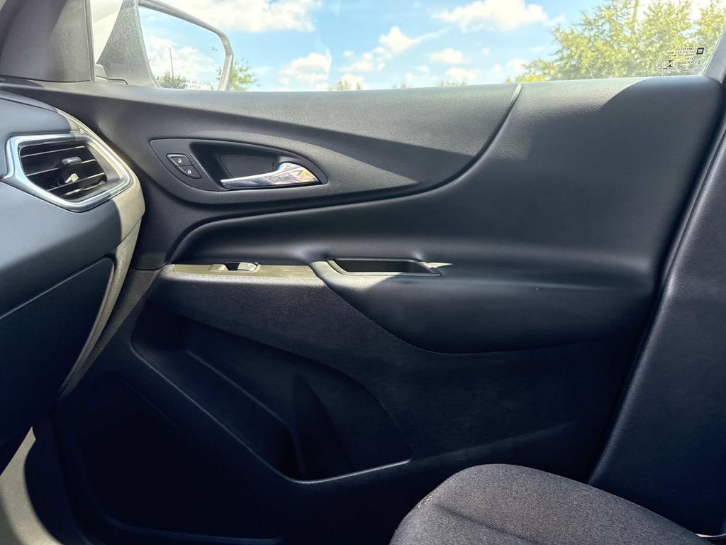2021 Chevrolet Equinox LT photo 21