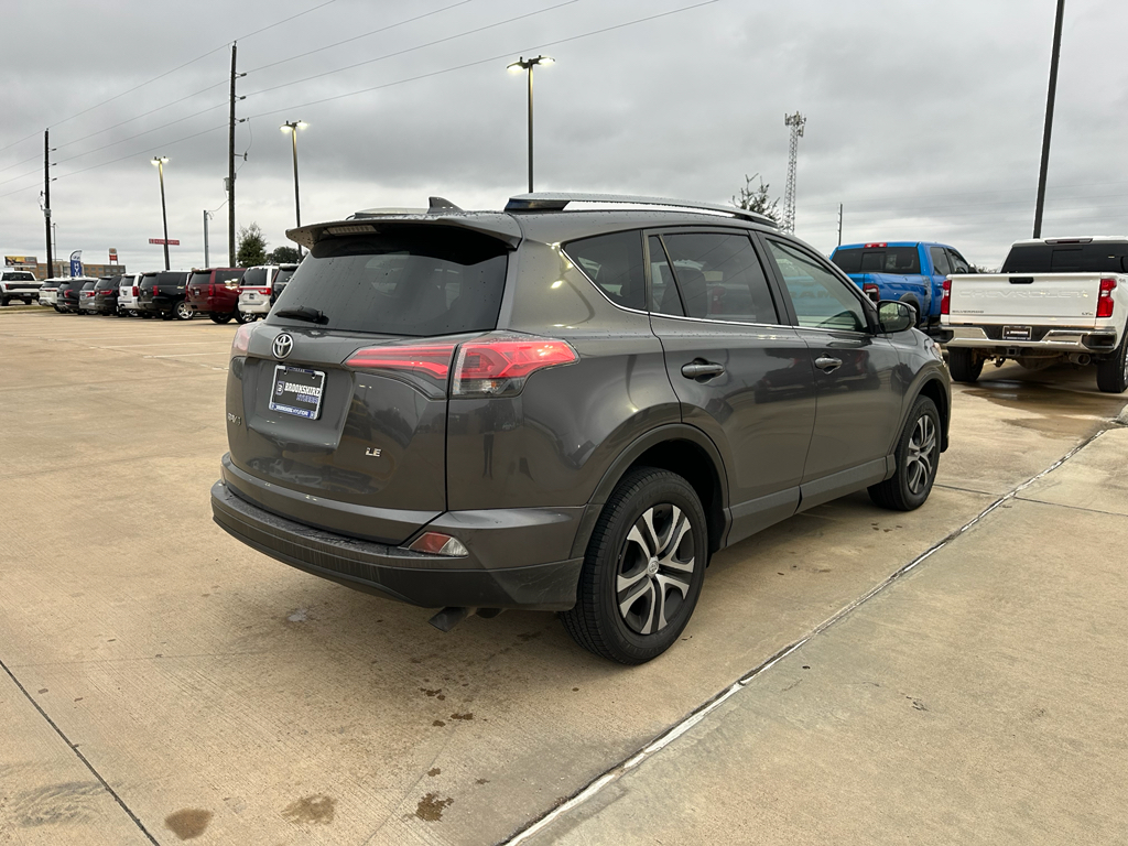2017 Toyota RAV4 LE photo 4