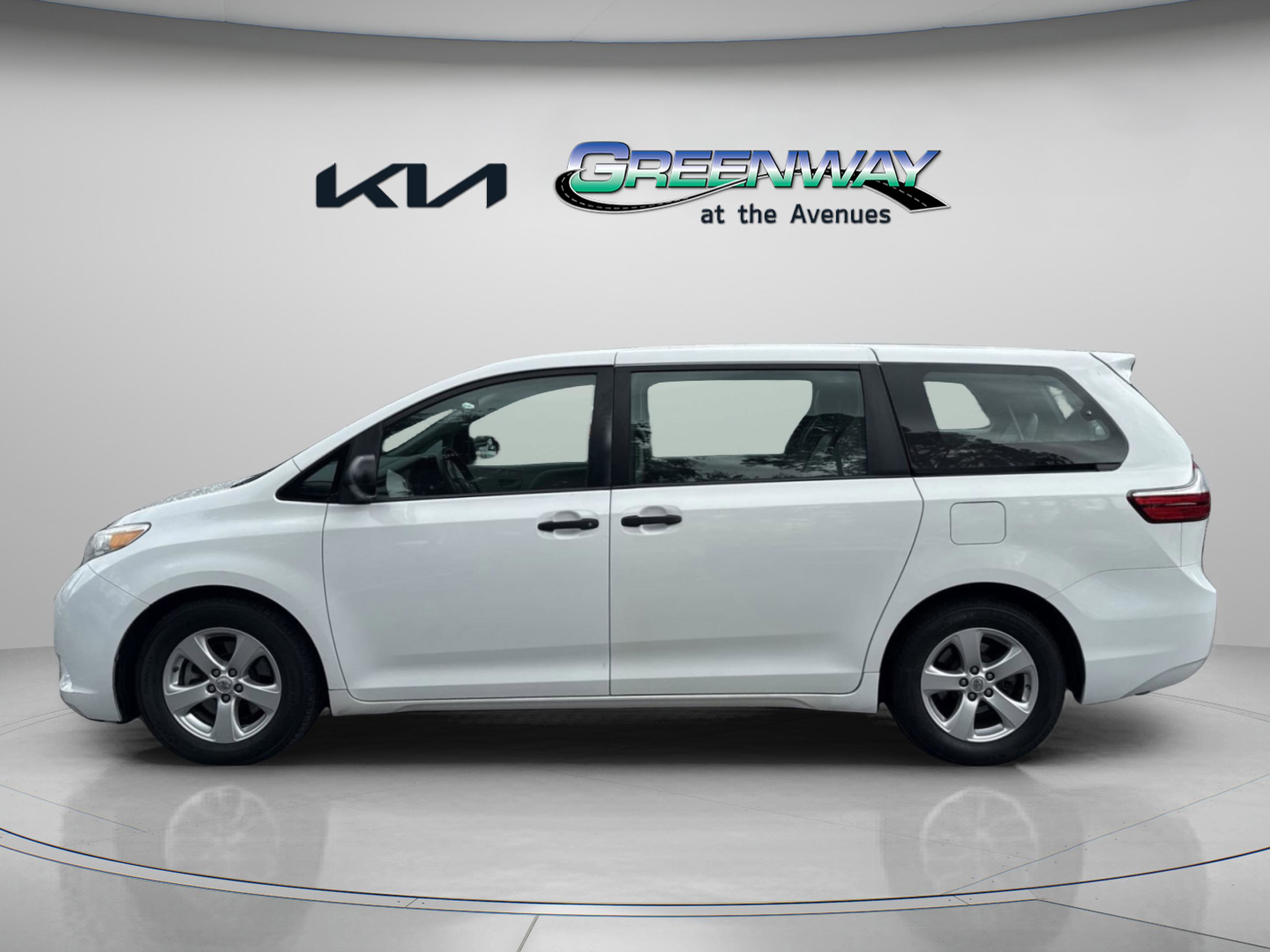 2016 Toyota Sienna L photo 2