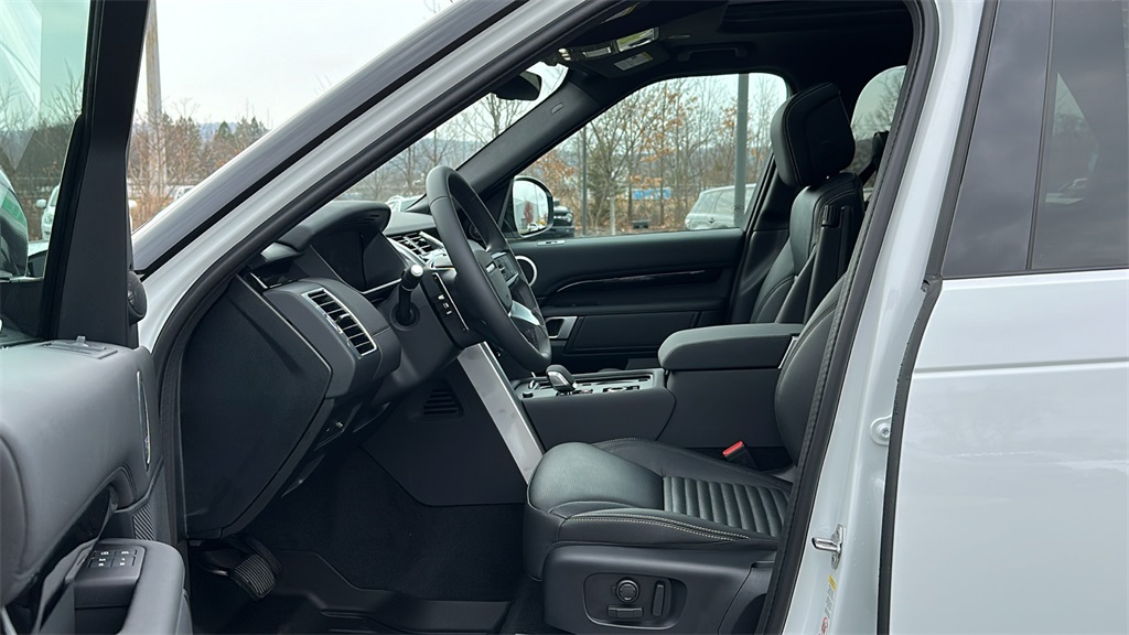 2025 Land Rover Discovery S photo 9