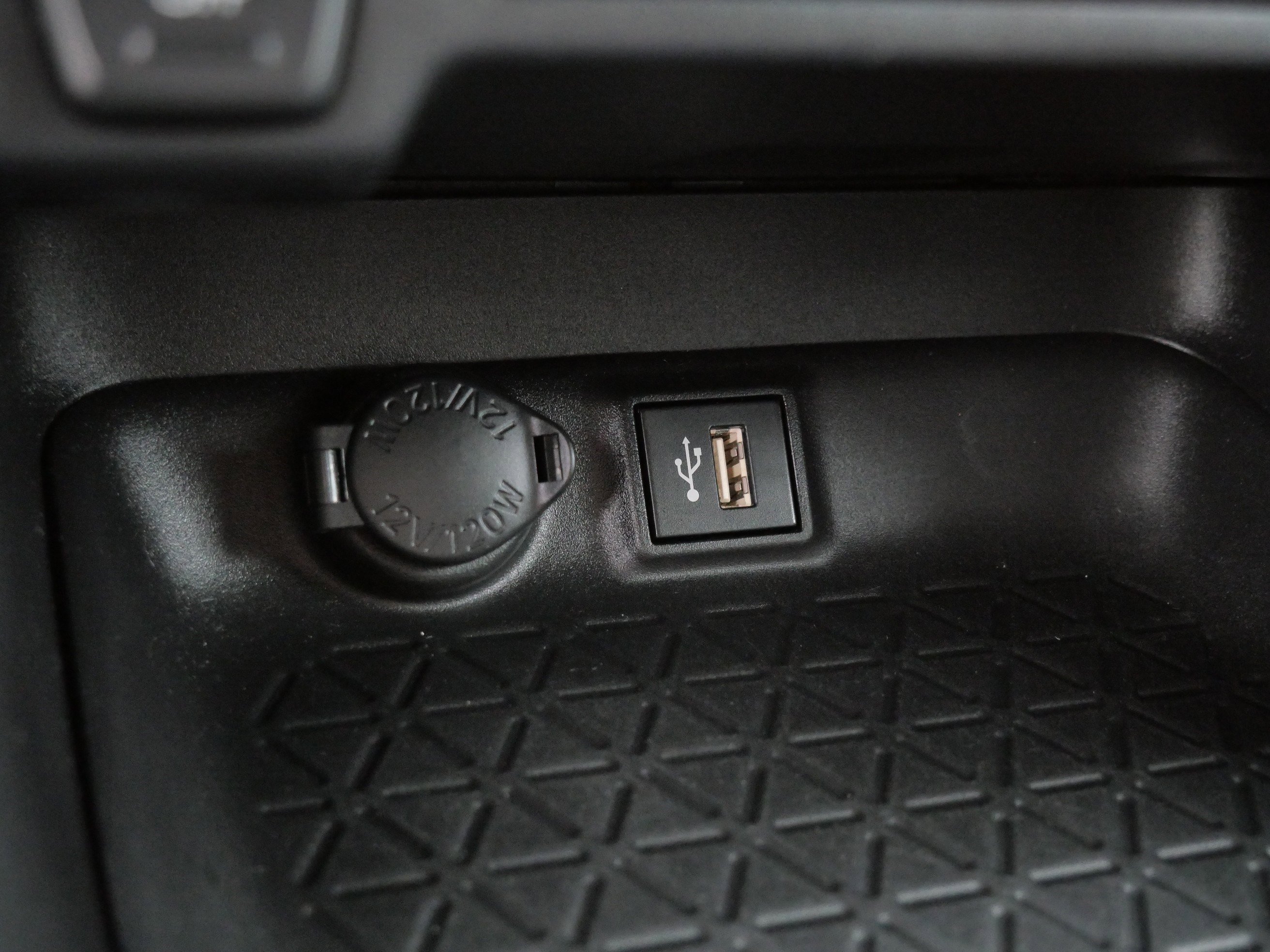 2023 Toyota RAV4 Hybrid XLE photo 30