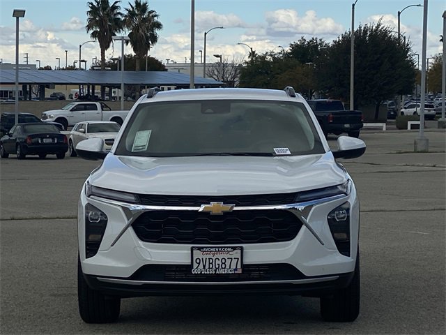 2025 Chevrolet Trax LT photo 2